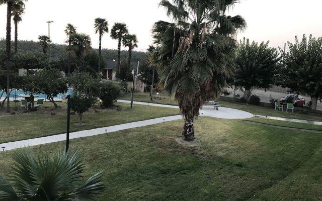 99 Palms Inn & Suites