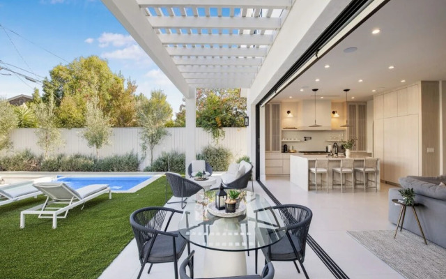 Villa Camellia - Charming 5 BR Home in the Heart of Studio City