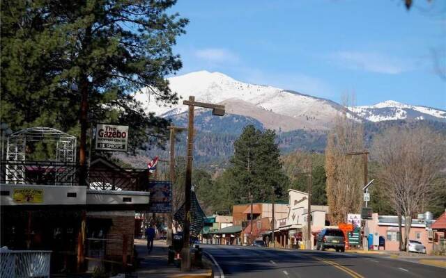 Turtle Mountain Cabin, 2 Bedrooms, Near Town