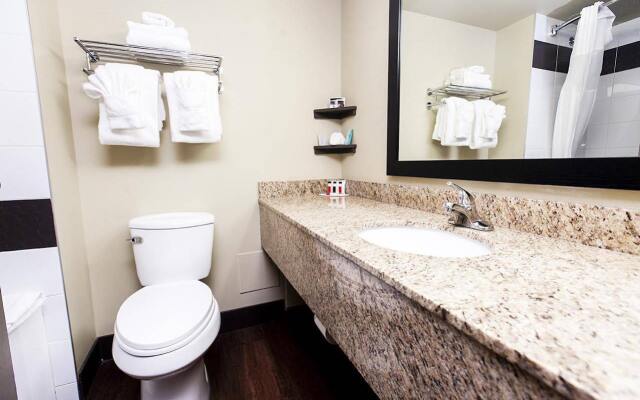 Ramada By Wyndham Edmonton Yellowhead Nw