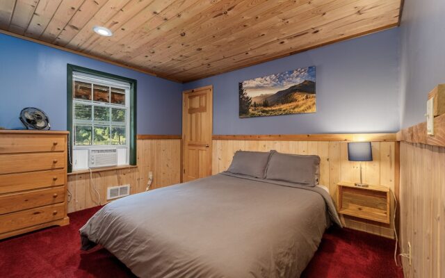 Pine Acres 4 Bedroom Home by NW Comfy Cabins by RedAwning