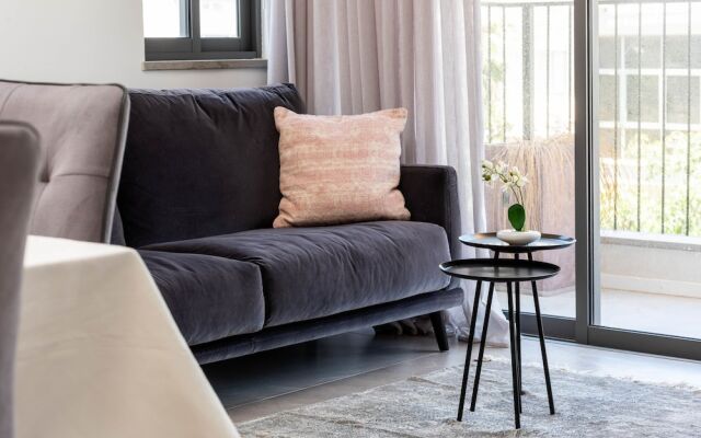 Beautiful City Apt w/Balcony by Sea N' Rent