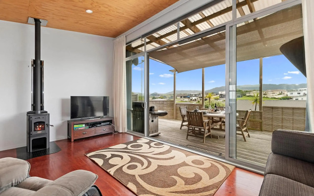 Blue Crush Villa - Mangawhai Heads Holiday Home