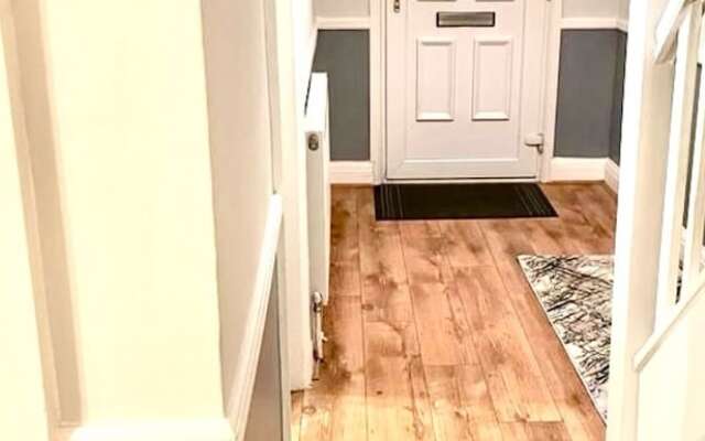 Spacious 3-bed House With Free Parking