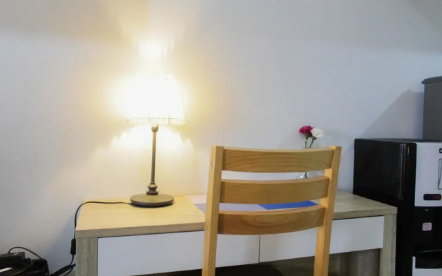Bright Studio Apartment at Springwood Residence