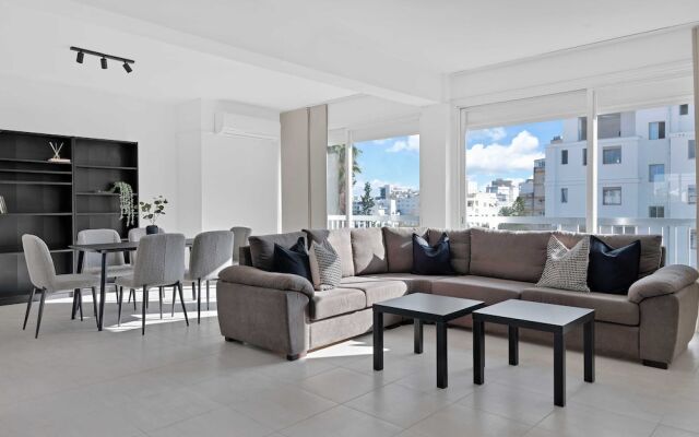 Phaedrus Living: Romanou Modern City Center Flat