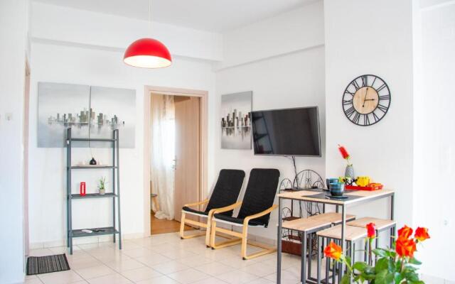 Beautiful, Brand New Apartment with Courtyard.