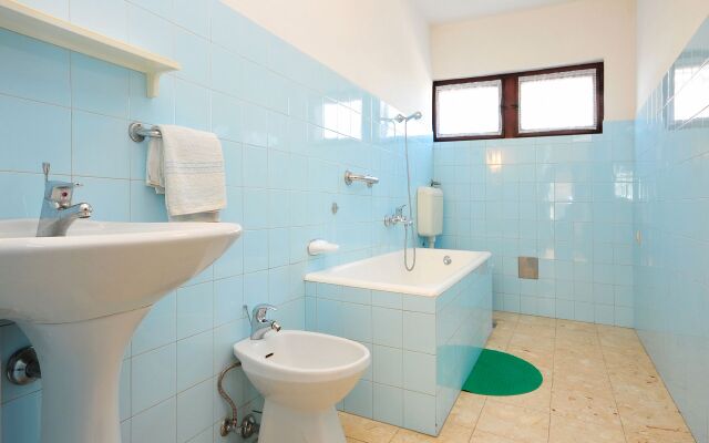 Apartment Mirko - 100m from the sea: A2 Nin, Zadar riviera