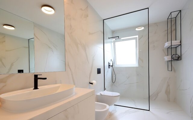 Stylish Apartment 100m from the Beach