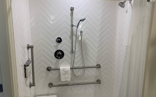 Elk Lake Inn & Suites Victoria