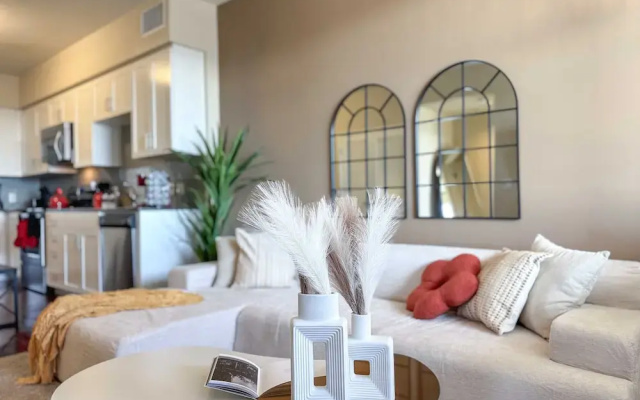 Stylish Getaway W Pool GYM Parking 10 Min to Cedar