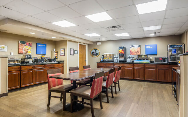 Comfort Inn & Suites Hamilton Place