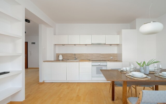 Apartment With Parking Poznań by Renters