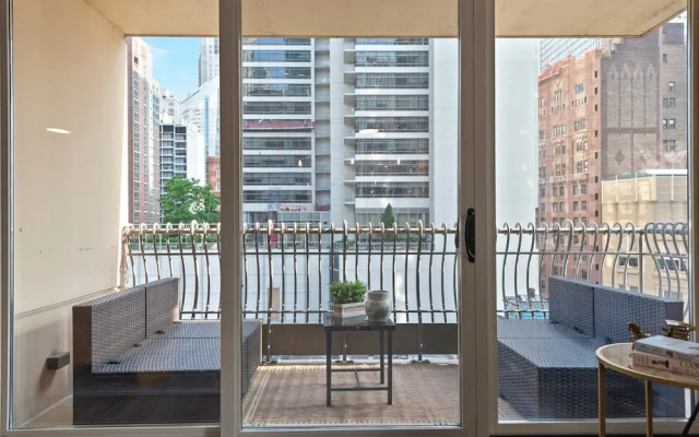 Near Riverwalk 2BR Private Balcony Downtown
