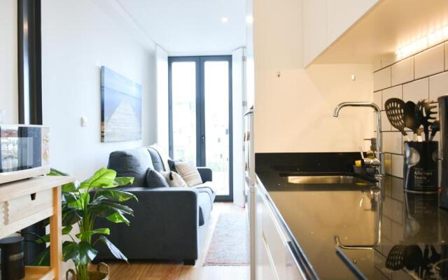Comfortable&Central w/balcony-9 min walk Trindade