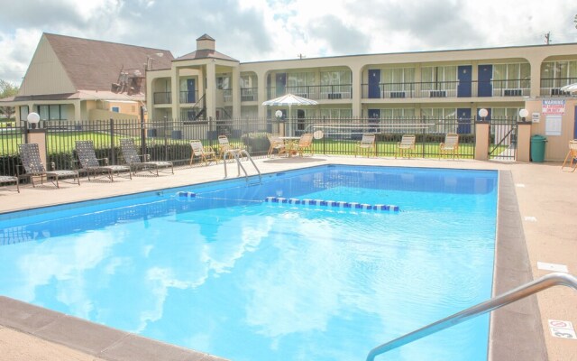 Rose Garden Inn & Suites