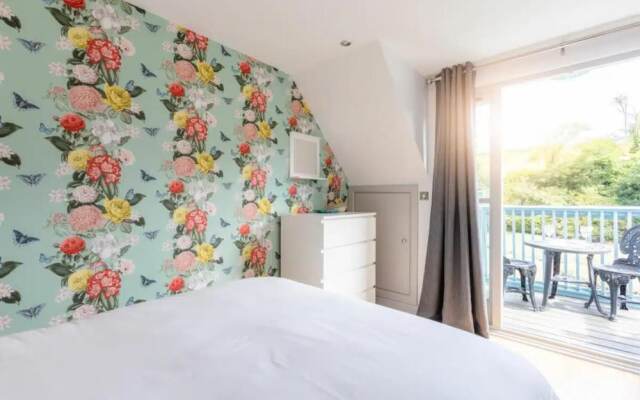 2 Bedrooms, Overlooking Little Petherick Creek