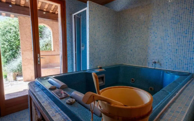 06T - Spacious villa with sea view- pool - jacuzzi-sauna