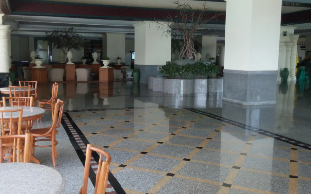 Cha-Am Grand Condotel by Frank