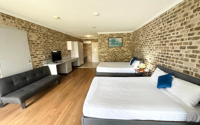 Airport Motel Sir Francis Drake – Guest Rooms – Heatherbrae