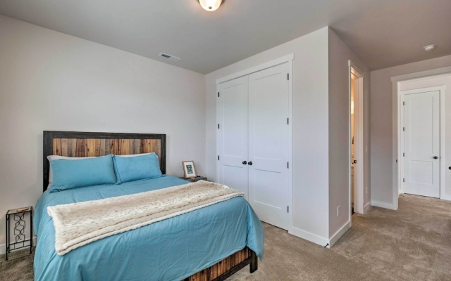 Inviting Hideout Townhome w/ Balcony & Lake Views!