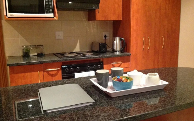 Cozy 2BR 2BR Townhouse Netflix Private Parking Great Location!