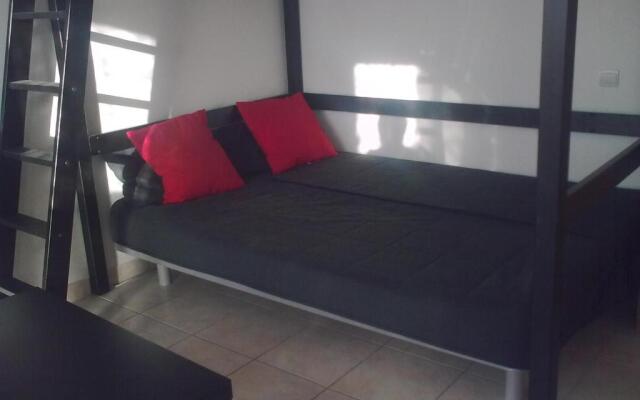 STUDIO CLIMATISE. Proche parking, commerces et mer