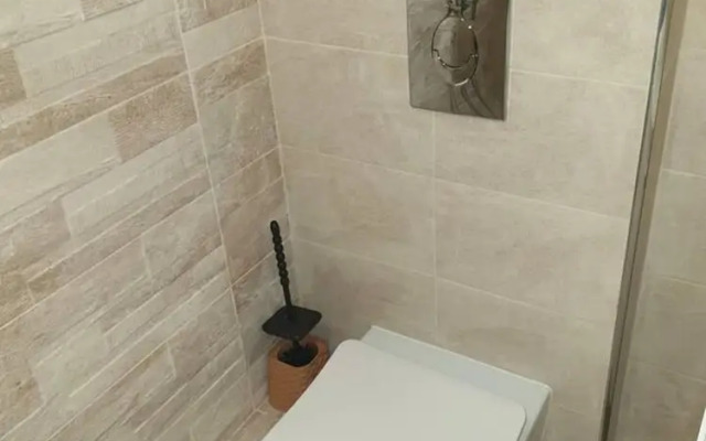 2-bed - Sleeps 4 - With Parking