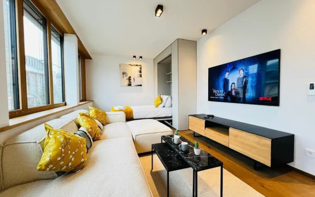 Beautiful one bedroom w balcony&parking