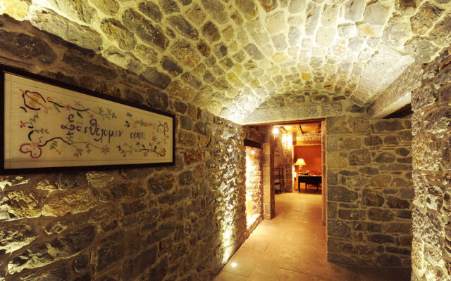 Xemoni Hotel