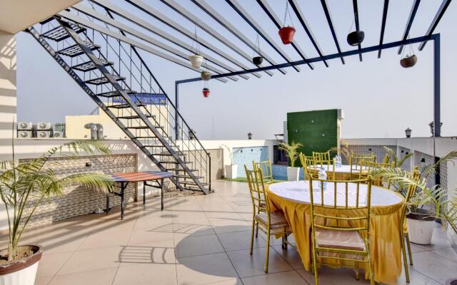 Capital O ASR434 Hotel Golden Feather