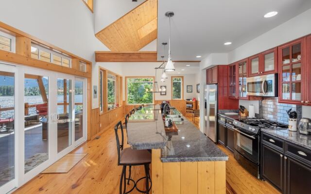 Lazy Bear Lodge 3 Bedroom Home by NW Comfy Cabins by RedAwning