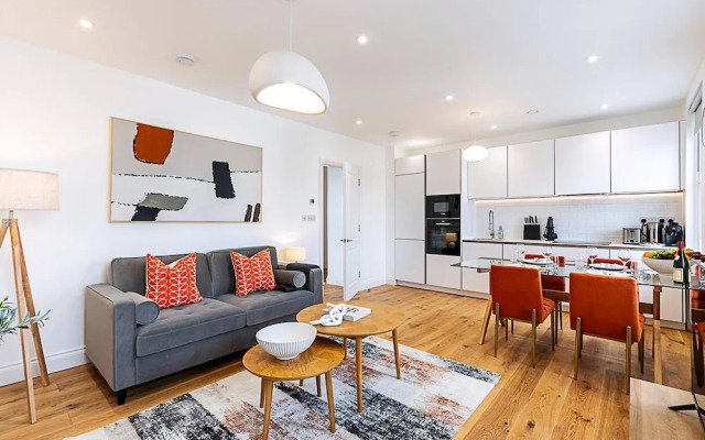 Light & Luxury Chelsea Apartment: Private Balcony!