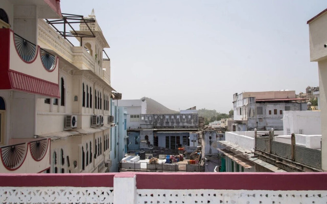 The Girdhar Niwas By OYO Rooms