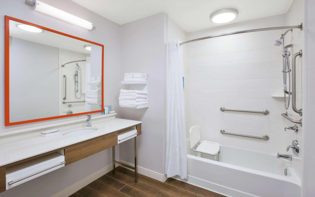Hampton Inn & Suites Oakwood Village-Cleveland