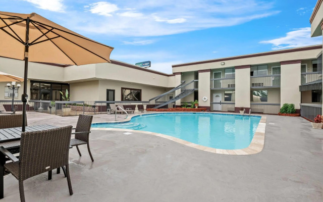 Travelodge by Wyndham New Orleans West Harvey Hotel