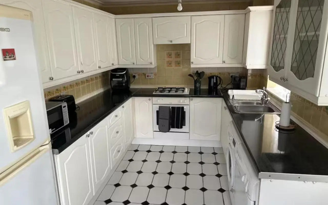 3-bed City Retreat - Sleeps 7, Garden & Parking