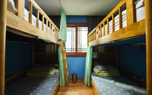 Gudeok Guest House - Hostel