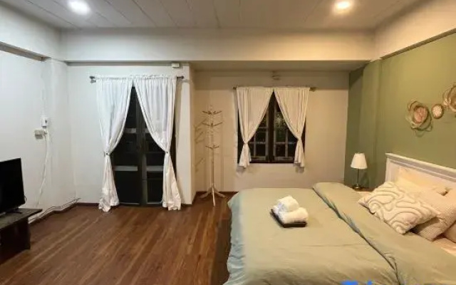 Kingbed ,rftop ,near train station ,3km ThaPae rd.