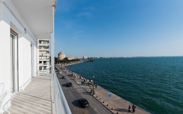 Primavera' Seafront apt with tower view