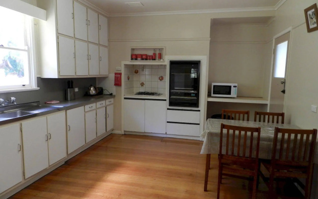 Twelve Apostles Motel & Country Retreat