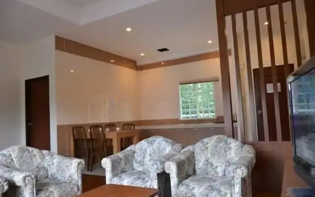 Iris House Resort