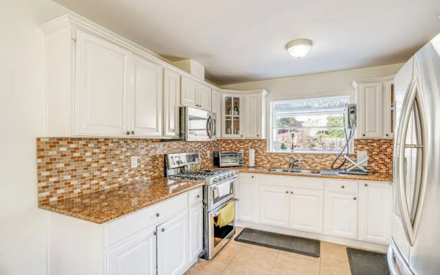 Charming Oakland Home W Fireplace & Deck