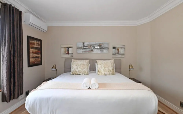 Sunny Sea Point Apartment With Private Balcony