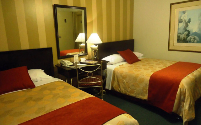 Leon De Oro Inn & Suites