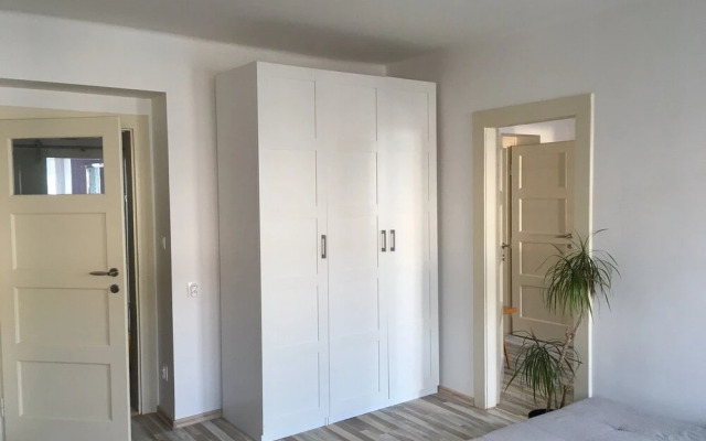 Cosy home - 4 stops to DT