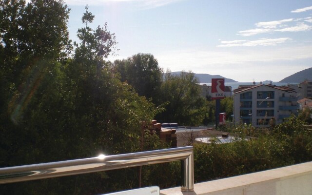 Awesome Home in Igalo With Wifi and 2 Bedrooms