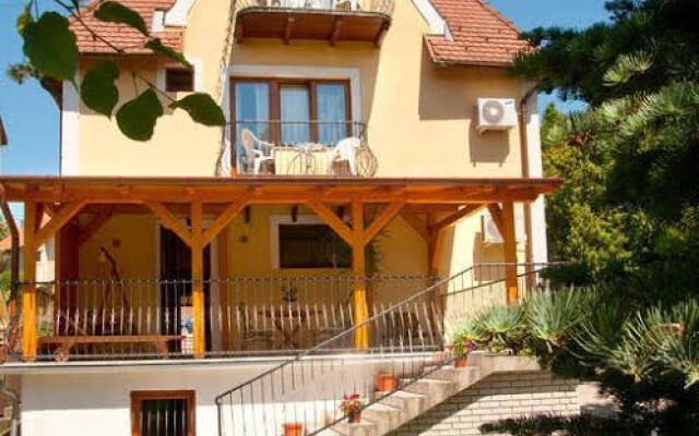 Apartments Yowan
