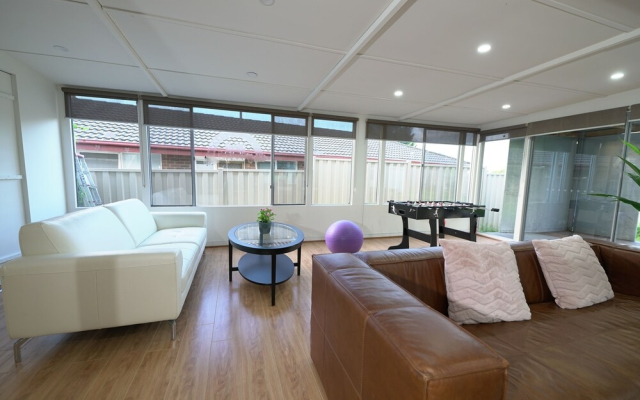 Hampton Park 4BDM Holiday Home Dandenong