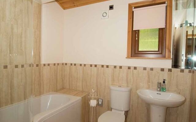 Silver Birch Lodge With Hot Tub Near Cupar, Fife